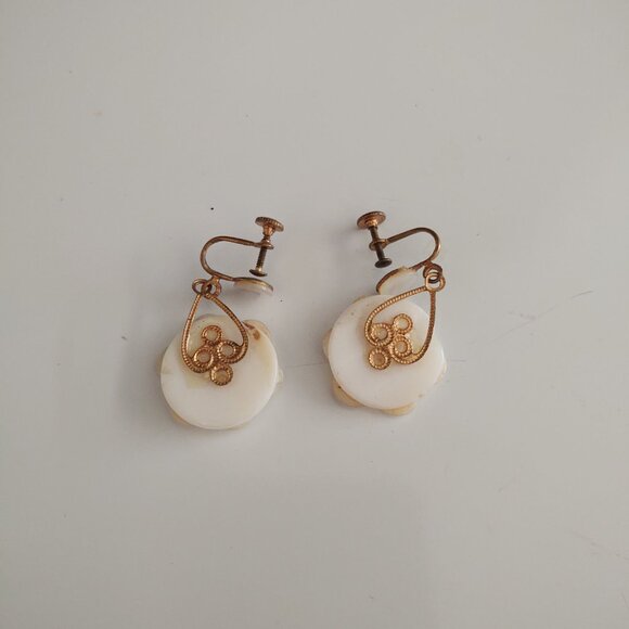 FAUX MOTHER OF PEARL SCREW ON DANGLE APPLIQUE FLOWER EARRINGS MCM SHELL LIKE - Picture 4 of 5